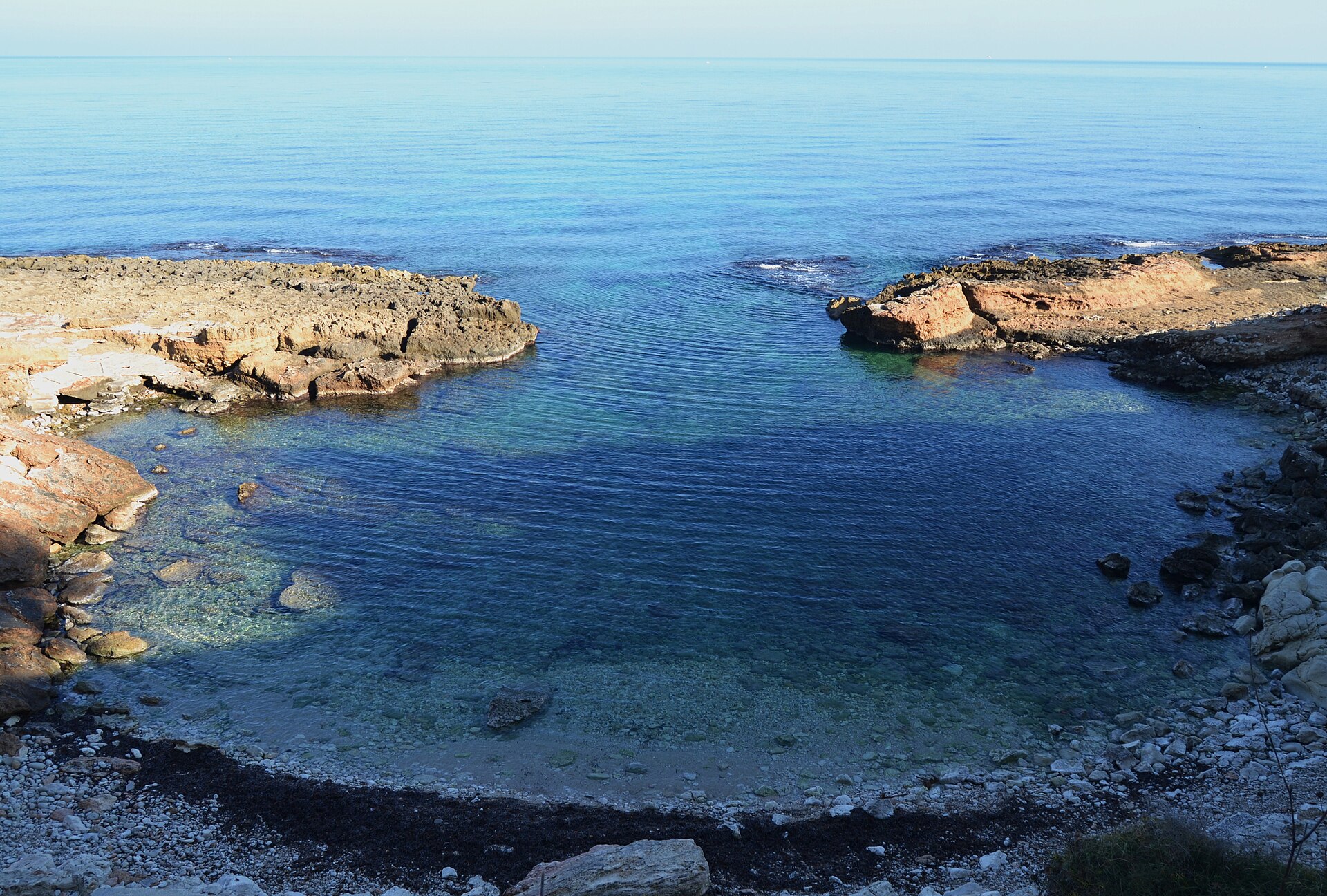 Arenas y agua cristalina en la Cala Blanca, Xàbia (Jávea)